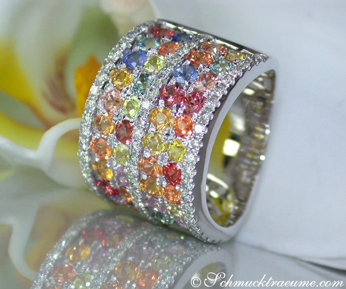 Weißgold-Ring mit farbenfrohen Saphiren und Diamanten