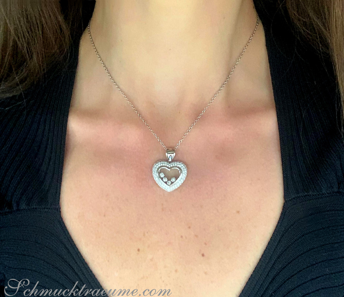 Schmuck mit Herz-Anhänger auf Halskette getragen