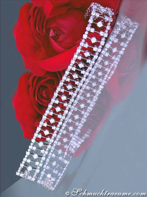 Detailansicht des Diamantenarmbandes mit feiner Krappenfassung und rotem Hintergrund