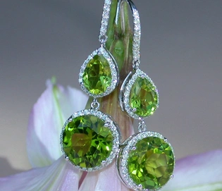 Peridot-Ohrringe mit Brillanten, Weißgold 750, Detailaufnahme, elegant, funkelnd