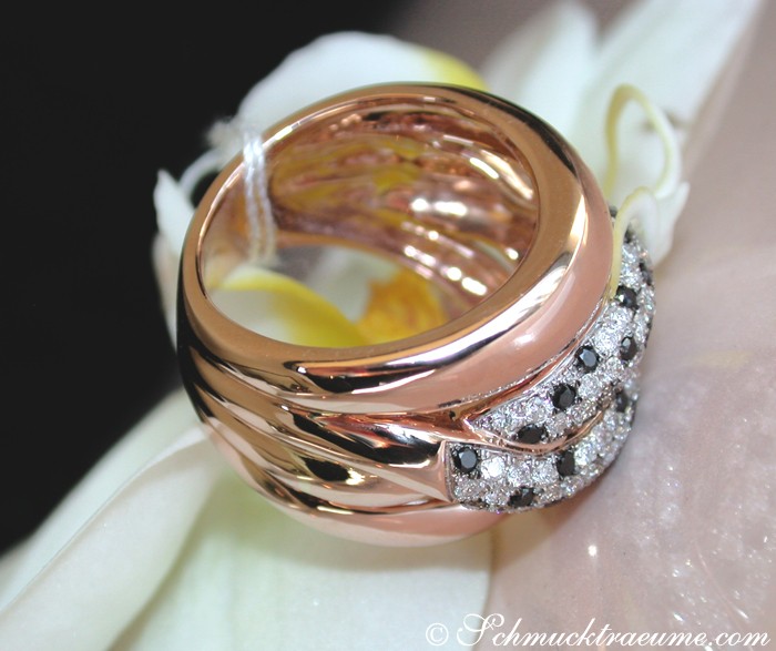 Detailaufnahme des massiven Roségold-Rings mit Brillanten und Diamanten