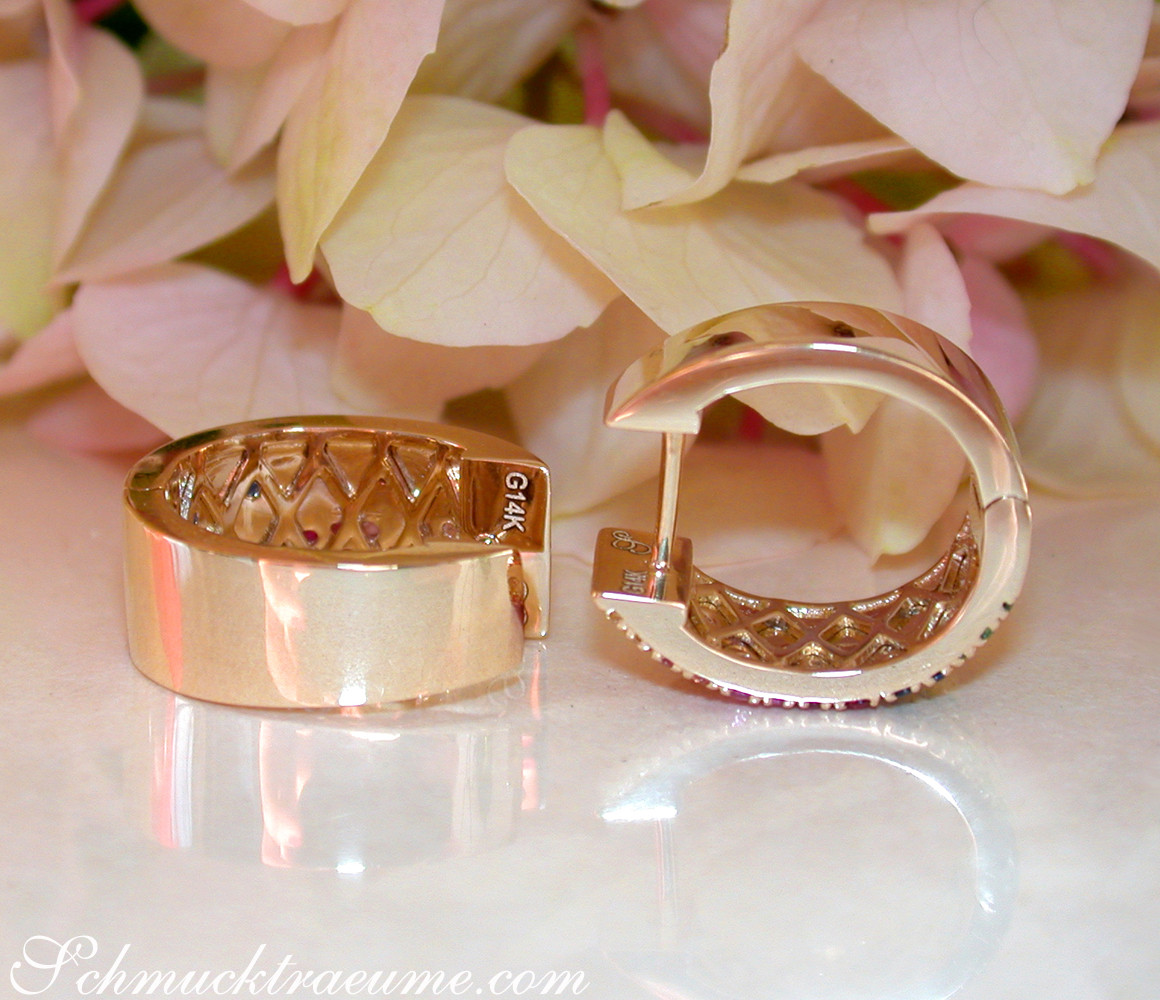 Gelbgold 585 Ohrringe mit 74 Saphiren, Rubinen und Tsavorites auf Blütenhintergrund