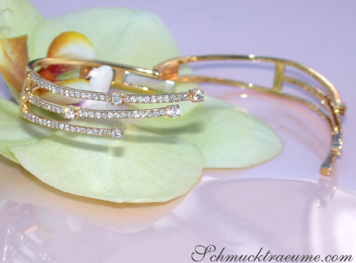 Goldener Diamant-Armreif mit drei Strängen und Perlen auf Blüte
