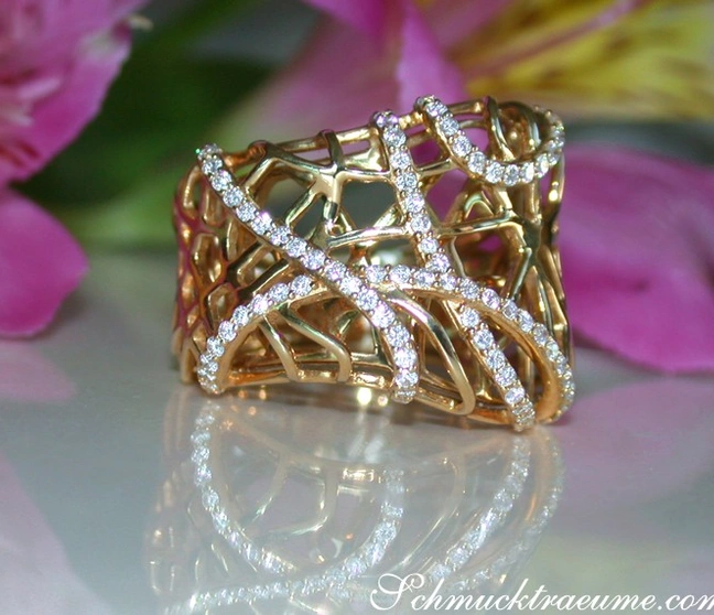 Goldener Ring mit Diamanten in Netzdesign auf glänzender Oberfläche Goldener Ring mit Diamanten in Netzdesign auf glänzender Oberfläche
