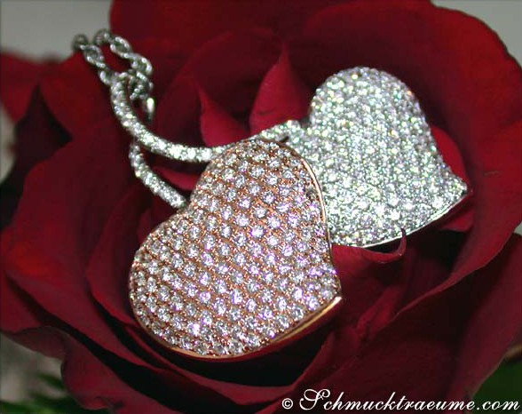 Detailaufnahme des Doppelherz-Anhängers mit Brillanten in Weißgold & Roségold