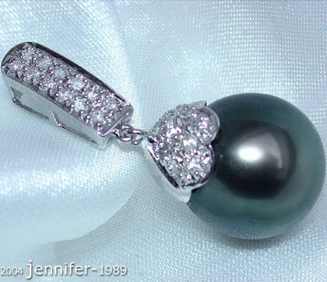 Weißgold-Anhänger mit Tahitiperle und Brillanten, Detailaufnahme, hochglänzend, elegant. Weißgold-Anhänger mit Tahitiperle und Brillanten, Detailaufnahme, hochglänzend, elegant.