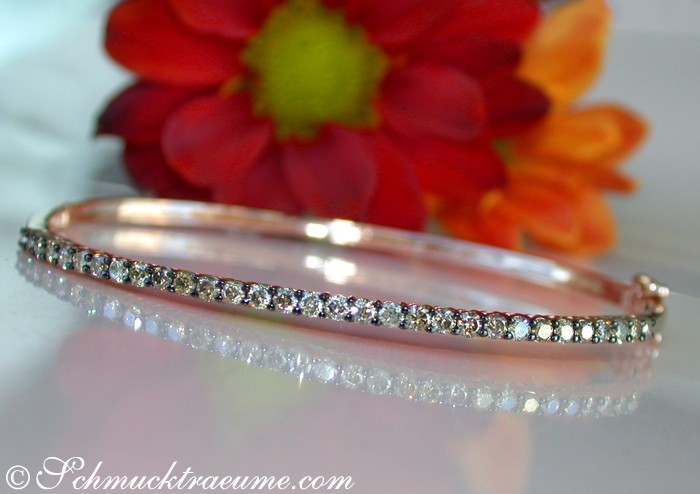 Roségold-Armreif mit naturbraunen Brillanten, Detailaufnahme, warme Farben