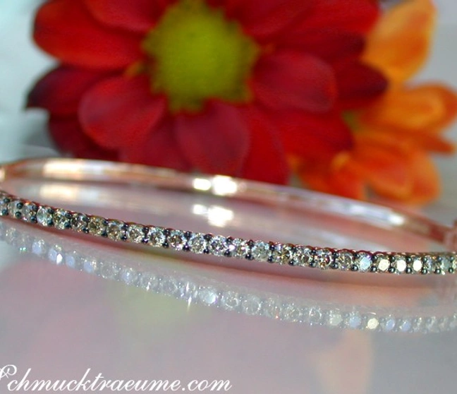 Roségold-Armreif mit naturbraunen Brillanten, Detailaufnahme, warme Farben Roségold-Armreif mit naturbraunen Brillanten, Detailaufnahme, warme Farben