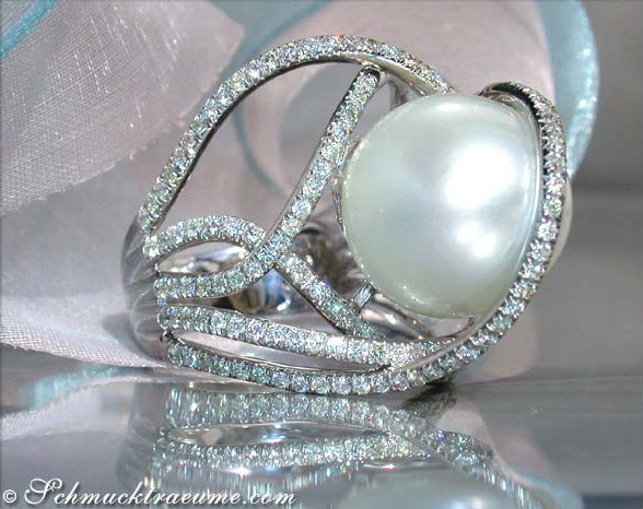 Perlenring mit Brillanten in Weißgold, Detailaufnahme, auffällig geschnitten