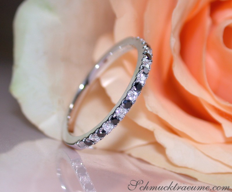 Halb Memoryring mit schwarzen & weißen Diamanten, Detailaufnahme auf Rosenblüte.