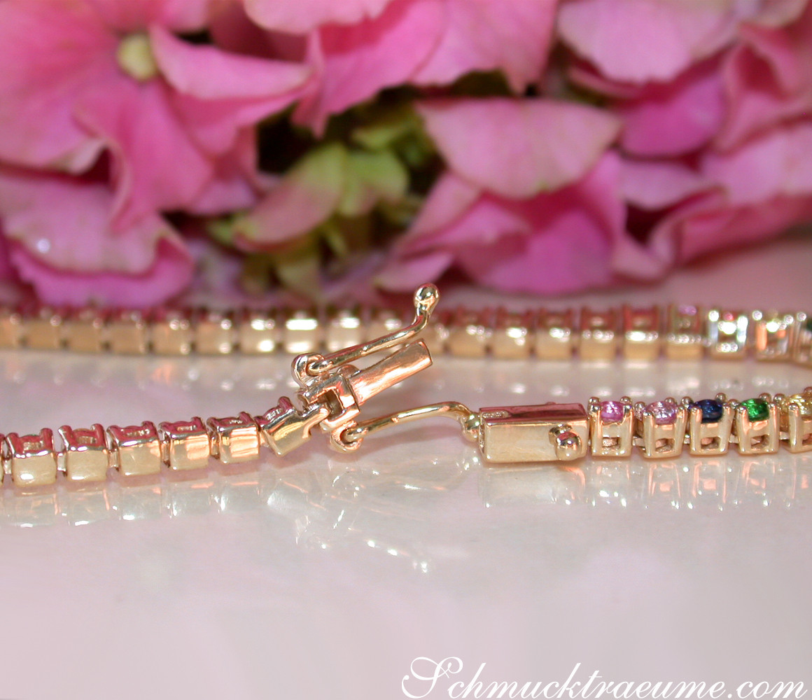 Goldene Tennisarmband mit farbenfrohen Saphiren, Detailaufnahme