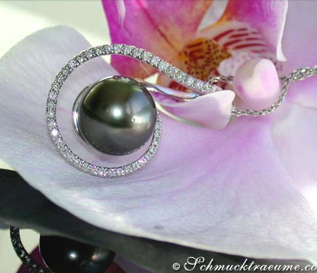 Raffinierter Tahitiperlen-Anhänger mit Brillanten auf Orchidee, Detailaufnahme Raffinierter Tahitiperlen-Anhänger mit Brillanten auf Orchidee, Detailaufnahme