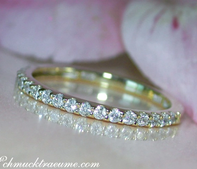 Zarte Diamantringe aus Gelbgold 585, Detailaufnahme mit funkelnden Steinen, elegant und zeitlos. Zarte Diamantringe aus Gelbgold 585, Detailaufnahme mit funkelnden Steinen, elegant und zeitlos.