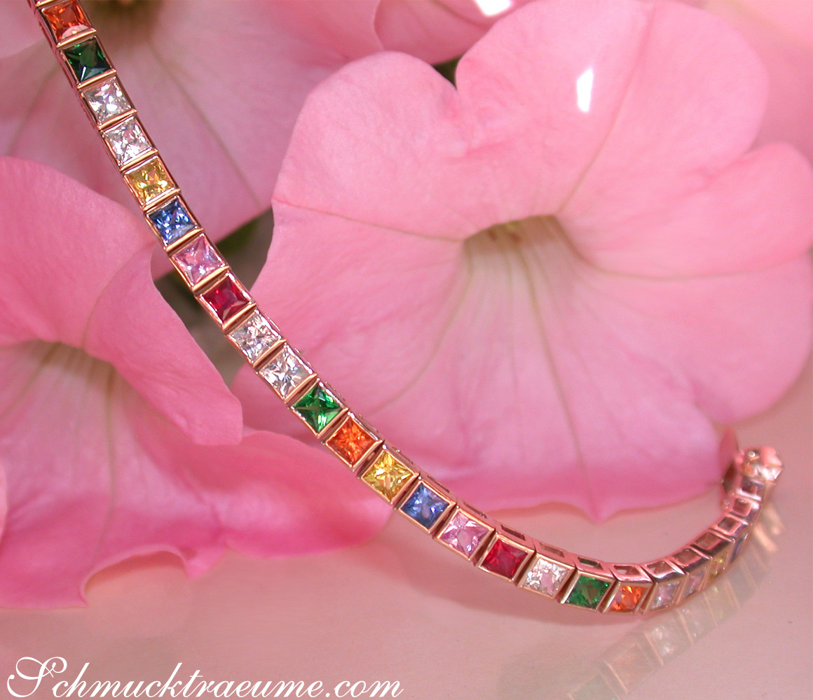 Prachtvolles Multicolor Saphir-Armband mit Rubinen und Tsavorites in Princess Schliff. Roségold 585, detailreich.