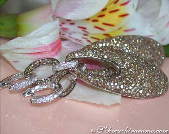 Detaillierte Ohrhänger mit braunen und weißen Brillanten auf Blüte, Detailaufnahme