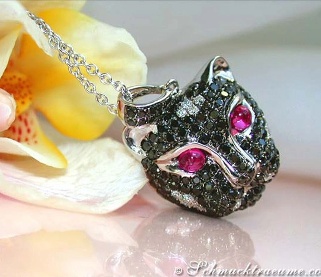 Panther-Anhänger mit schwarzen Diamanten, Brillanten und Rubinen auf Kette, Detailaufnahme Panther-Anhänger mit schwarzen Diamanten, Brillanten und Rubinen auf Kette, Detailaufnahme