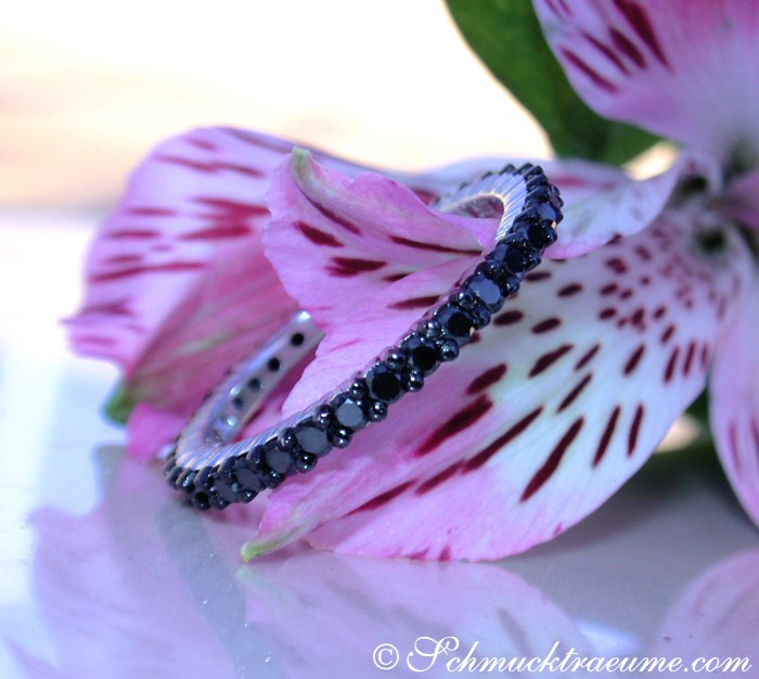 Schwarzdiamant-Ring mit 0.870 Karat in Weißgold 750, Detailaufnahme auf Blüte.