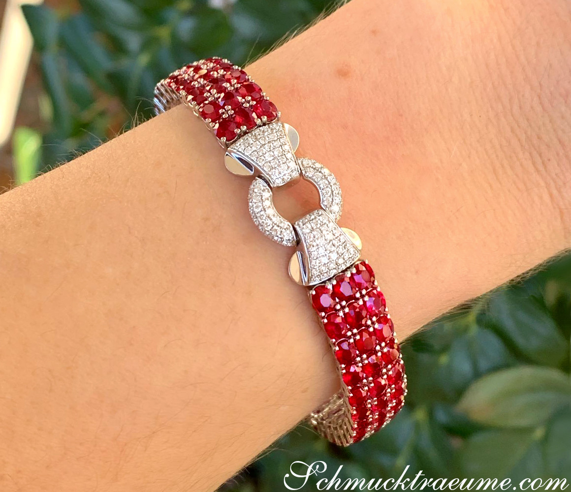 Rubin-Armband mit Brillanten auf Hand, detailreiches Design, luxuriös