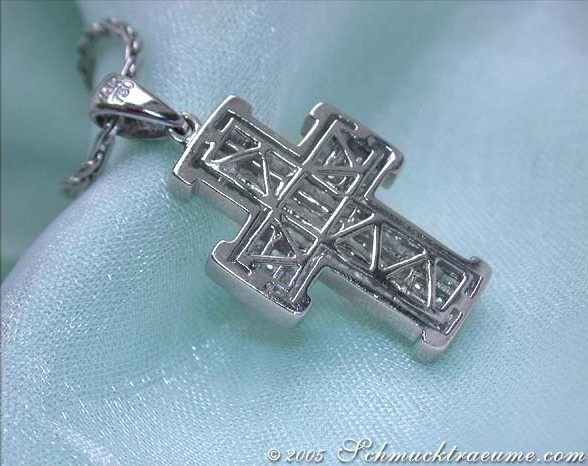 Diamantenkreuzanhänger in Weißgold, 45 Diamanten, detailreich, elegant