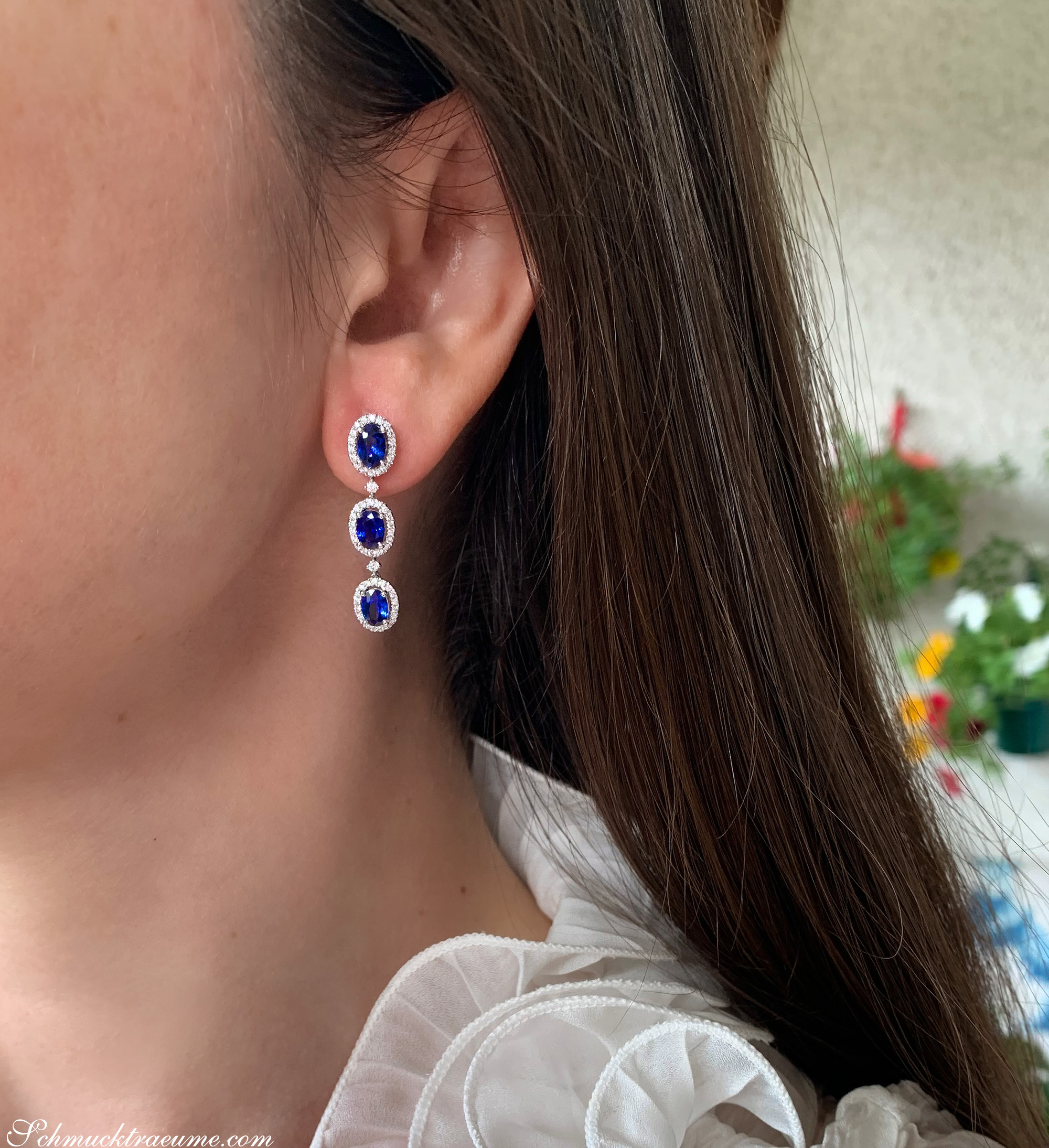 Ohrgehänge mit Saphiren und Brillanten, Detailaufnahme auf Ohr