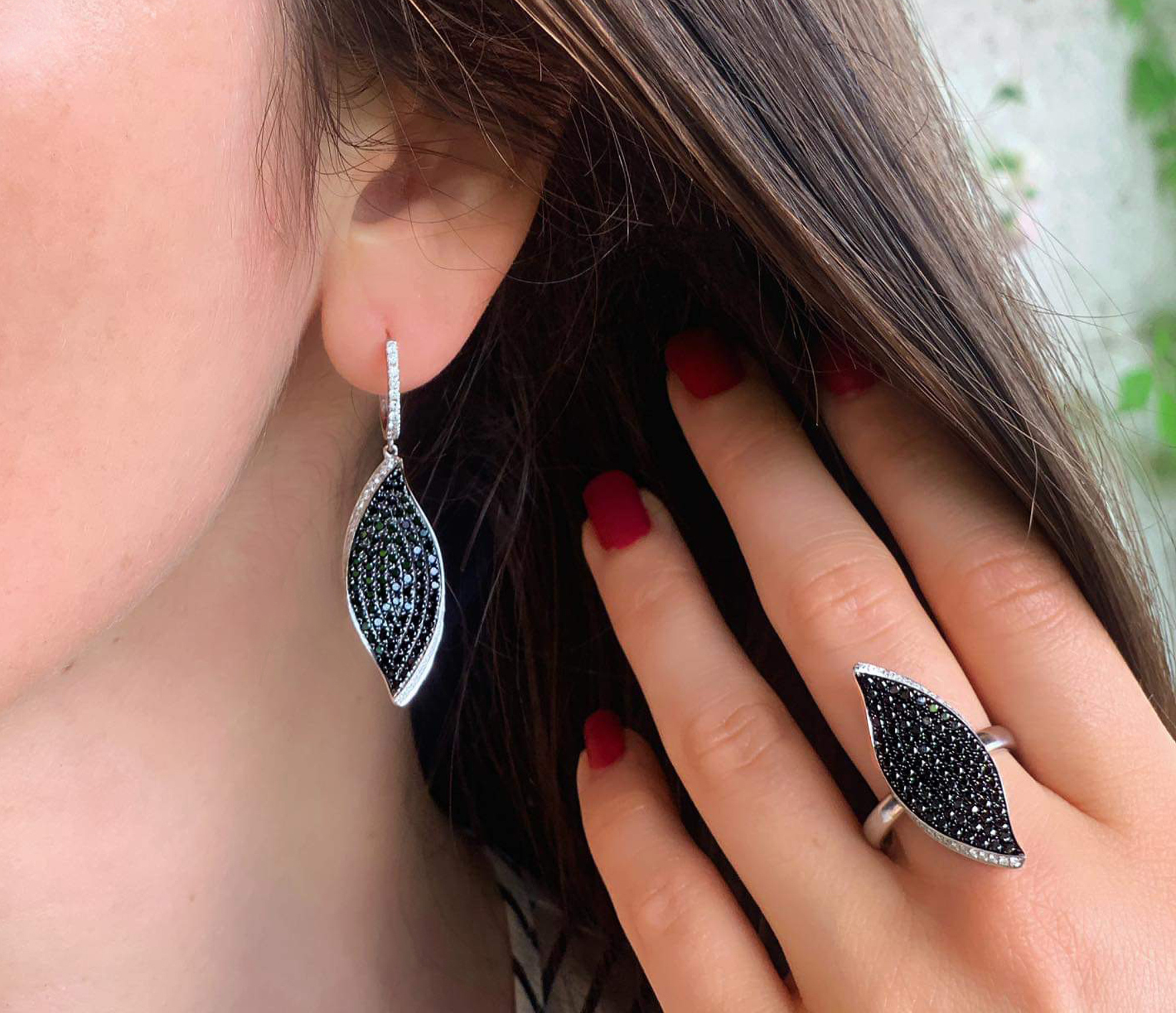 Weißgold 585 Ring mit schwarzem Diamantblatt, Nagellack rot, Haarwischung.