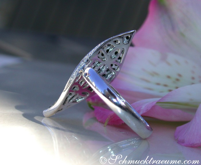 Blätterförmiger Ring aus Weißgold mit schwarzen Diamanten, Detailaufnahme auf Blüte.