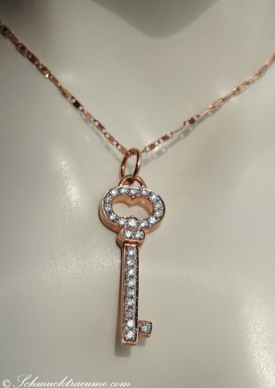 Zurückhaltender Diamant-Schlüssel-Anhänger auf roségoldener Kette