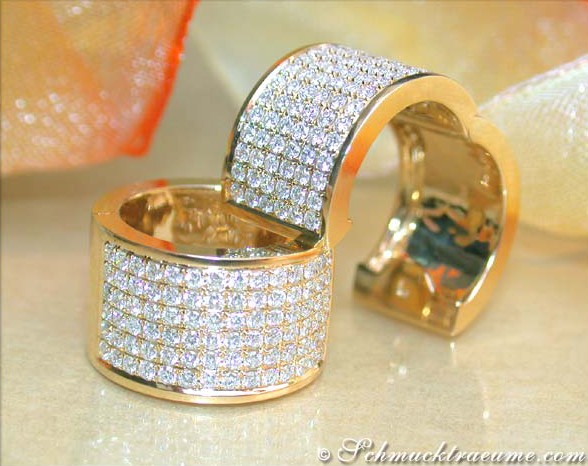 Gelbgold 750 Creolen mit Brillanten, Detailaufnahme, modelliert getragen