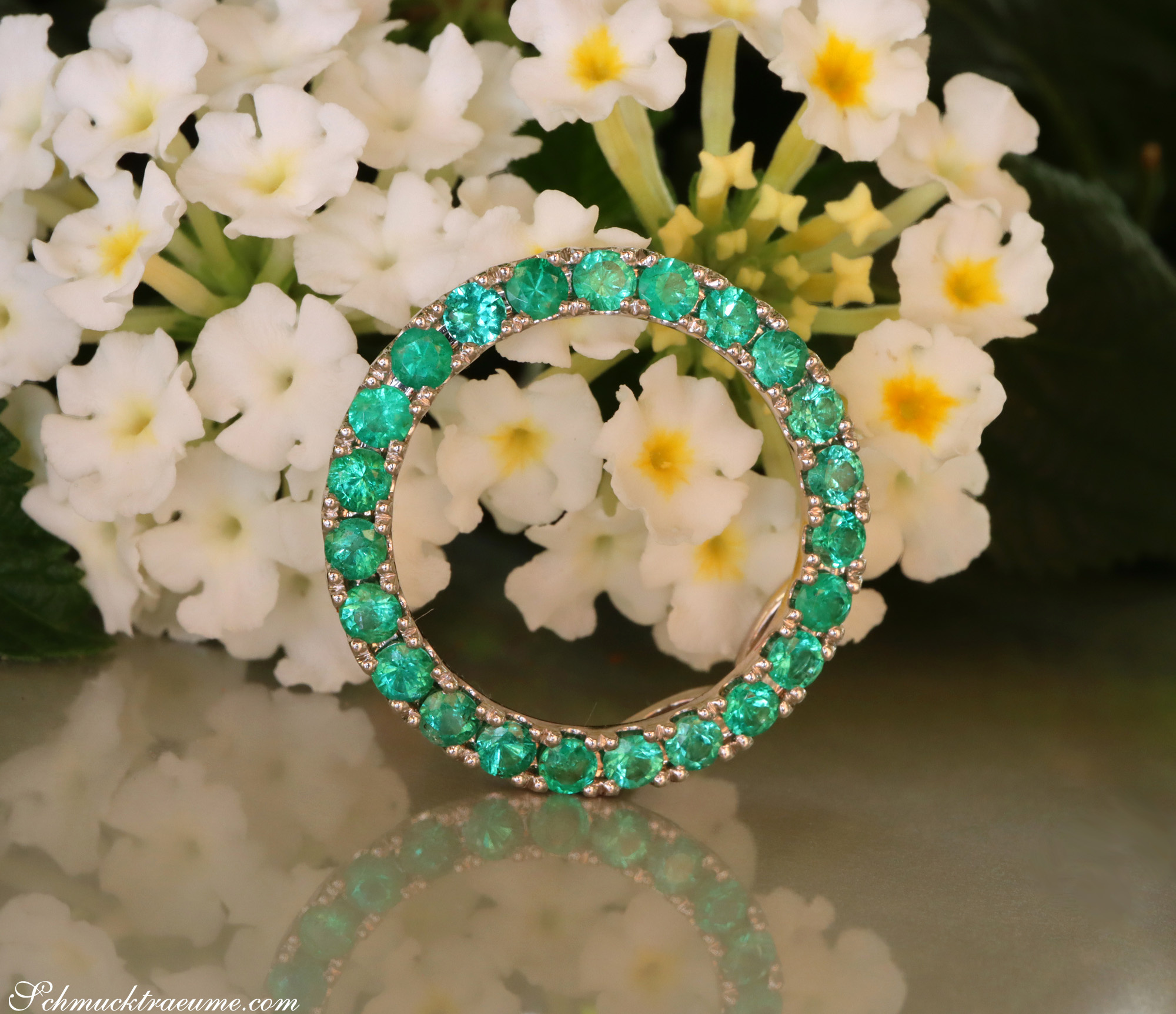 Blumenrahmen mit Smaragd Kreis Anhänger, Detailaufnahme, elegant, Weißgold 750