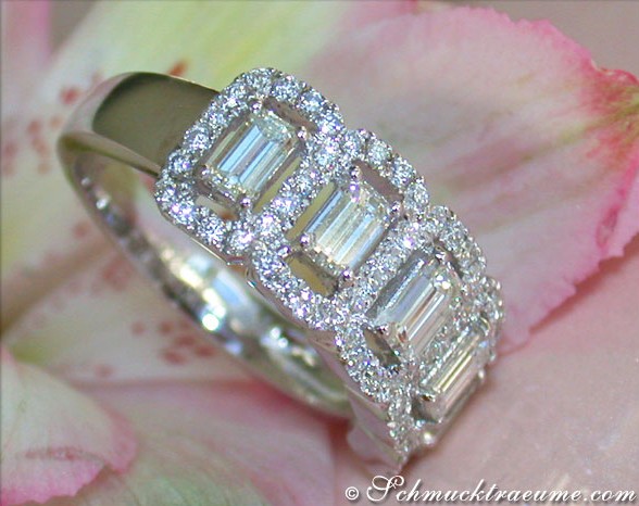 Weiße Gold Ring mit Smaragdschliff-Diamanten und Brillanten, Detailaufnahme