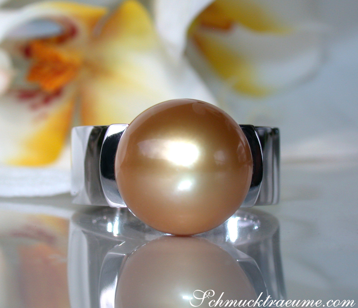 Massiver goldener Südseeperlen-Ring, Weißgold 585, 12-13 mm, Detailaufnahme, glänzende Perle, moderner Design, elegant.
