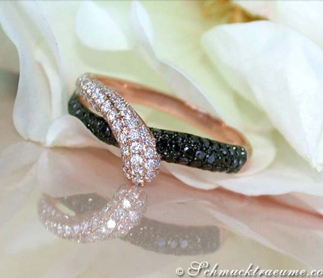 Schwarzer Diamant-Ring mit Roségold, Detailaufnahme auf Blüte Schwarzer Diamant-Ring mit Roségold, Detailaufnahme auf Blüte