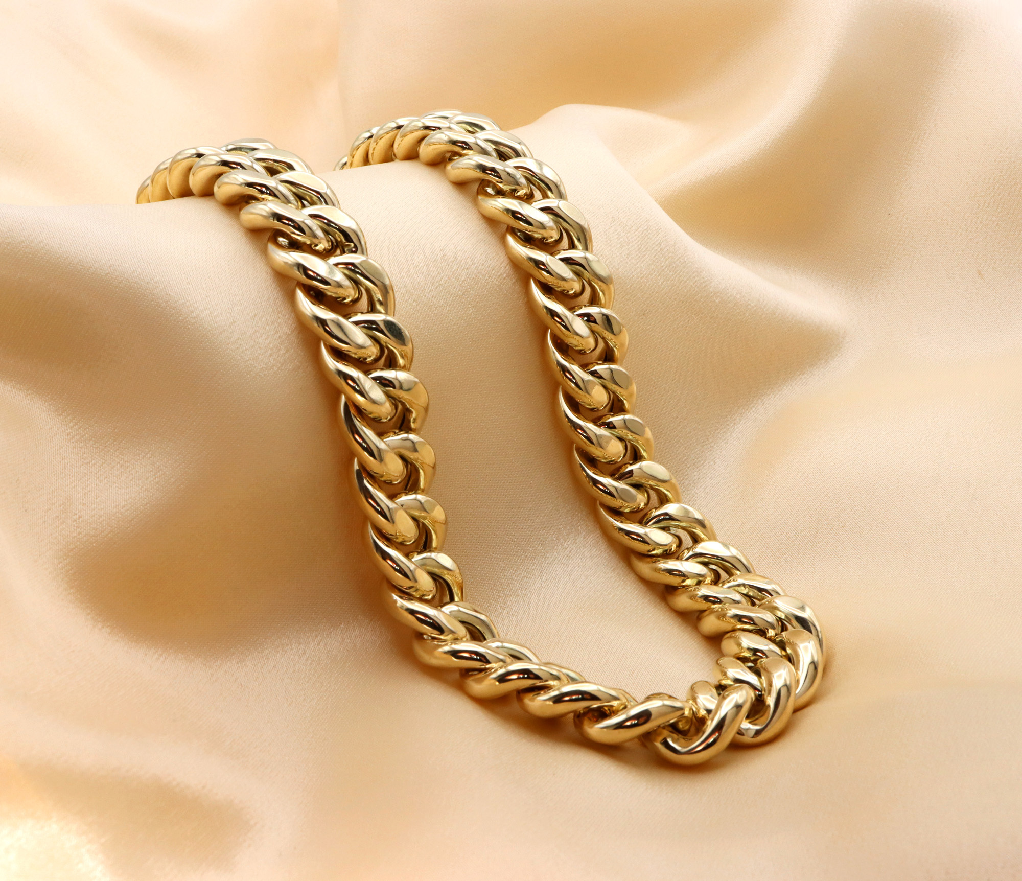 Gold Panzer Collier in 585 Gelbgold, 15 mm breit, 140 Gramm, auf cremefarbenem Stoff liegend