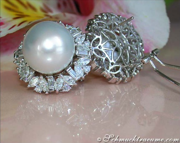 Detail der Südseeperlen-Ohrstecker mit Diamanten in Weißgold