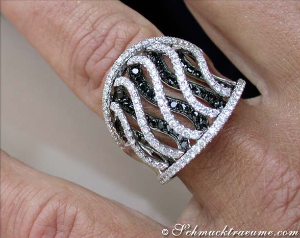 Weißgold-Ring mit Wellen-Diamant-Muster, Detailaufnahme, schimmernd.