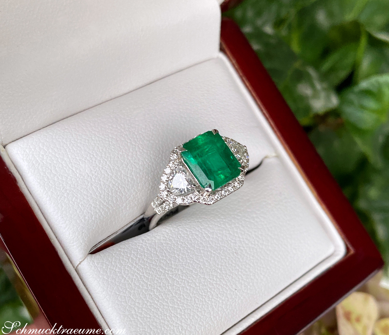 Weißgoldring mit Smaragd und Diamanten in Box, Detailaufnahme