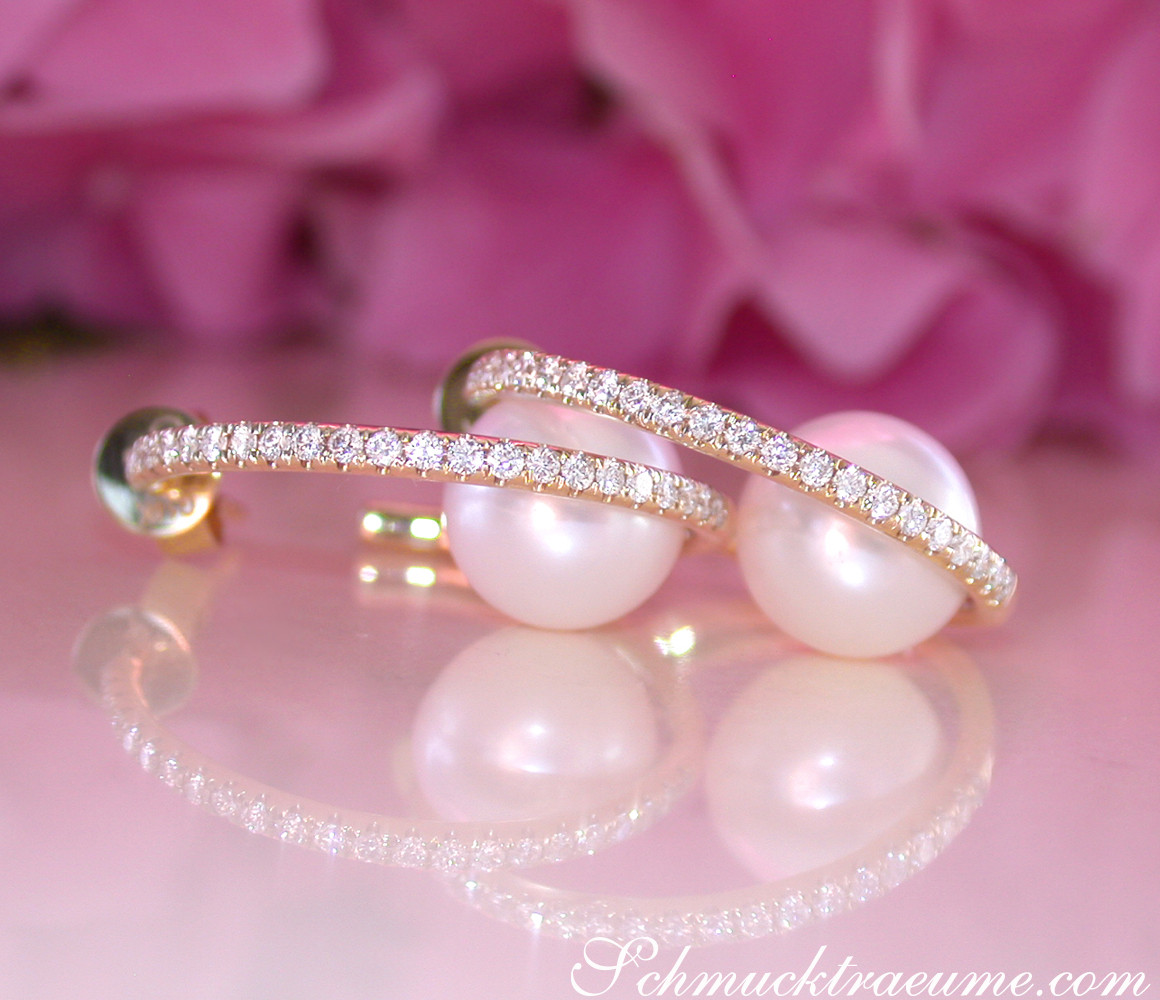 Feminine Brillanten Creolen mit Perlen auf rosafarbenem Hintergrund