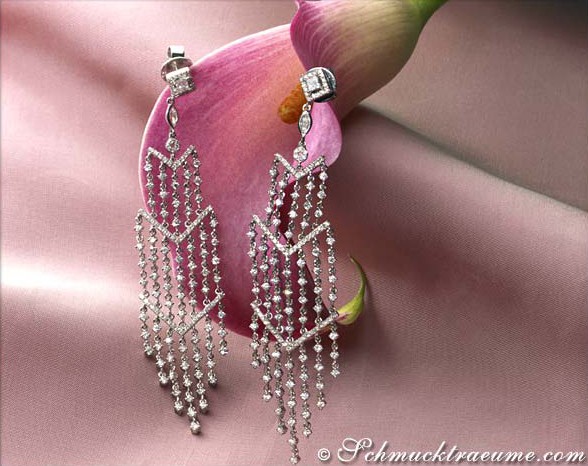 Extra lange Brillanten-Ohrgehänge, 9 cm, detailreich, Diamantbesatz, auf rosa Stoffhintergrund