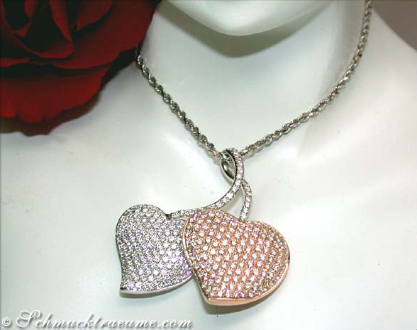 Exquisiter Doppelherzanhänger mit Diamanten in Weißgold und Roségold