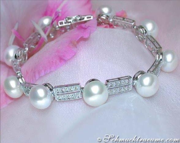 Luxusarmband mit Süßwasserperlen und Brillanten, Detailaufnahme, elegant.