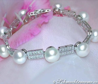 Luxusarmband mit Süßwasserperlen und Brillanten, Detailaufnahme, elegant.
