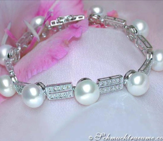 Luxusarmband mit Süßwasserperlen und Brillanten, Detailaufnahme, elegant. Luxusarmband mit Süßwasserperlen und Brillanten, Detailaufnahme, elegant.