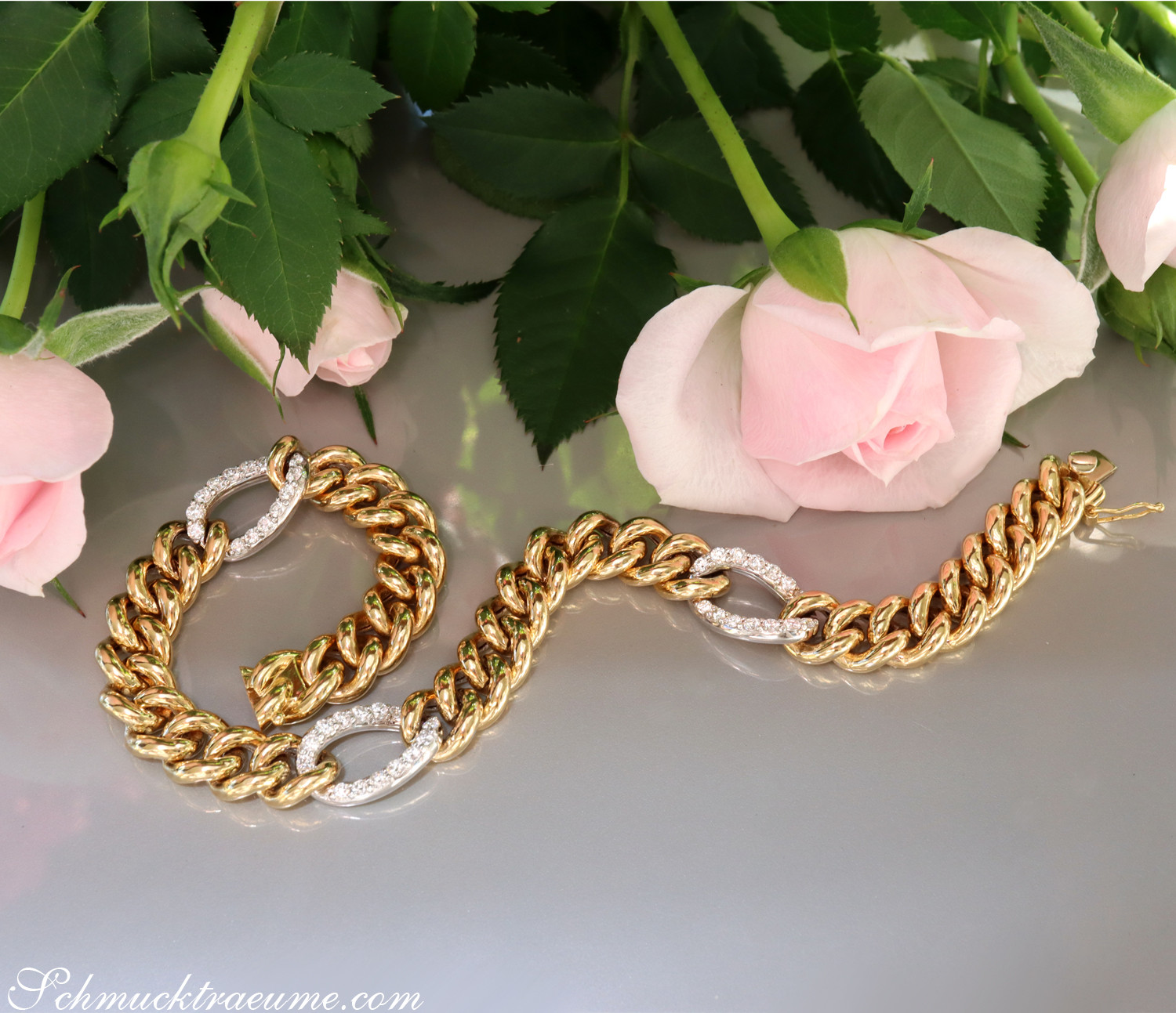 Goldenes Panzerarmband mit Diamanten, Rosen im Hintergrund