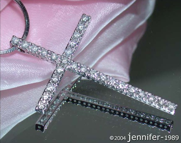 Schlichter Brillanten Kreuz Anhänger auf rosa Stoff, Detailaufnahme, klare Linien, Weißgold 585.