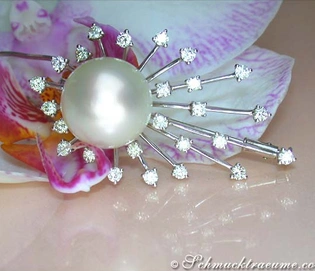 Opulenter Südseeperlen-Blütenanhänger mit Brillanten in Weißgold 750