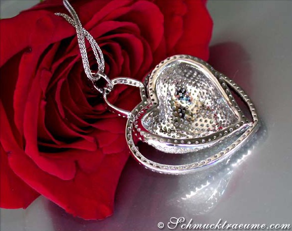 Herz-Anhänger aus Weißgold mit Diamanten, umgeben von roter Rose
