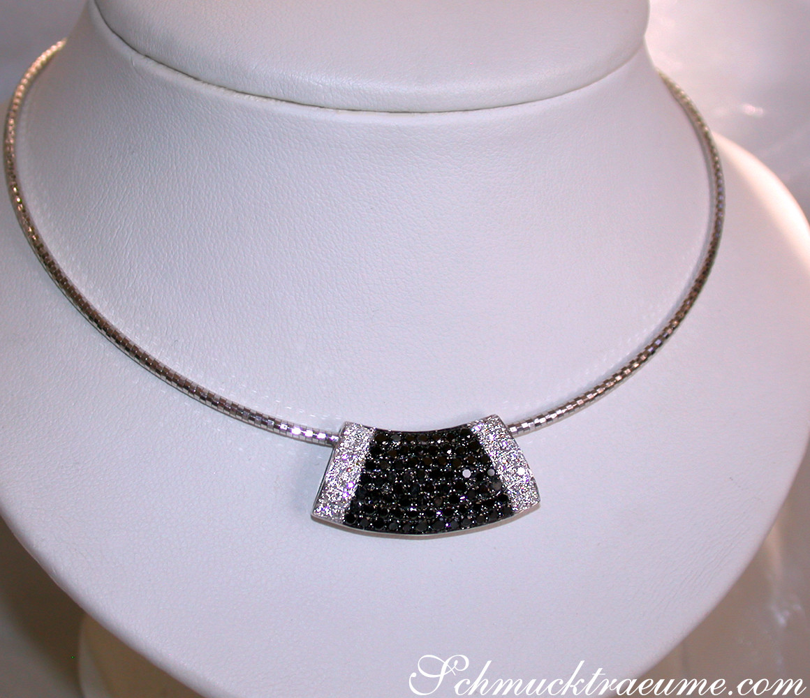 Weißgold-Anhänger mit schwarzen Diamanten, detailreich, auf weißem Halsbügel.