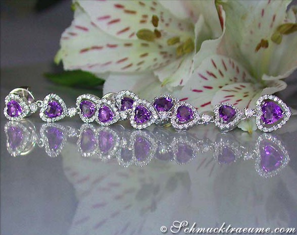 Detailansicht: Amethyst-Herz-Ohrgehänge mit Diamanten, weißgoldene Verarbeitung