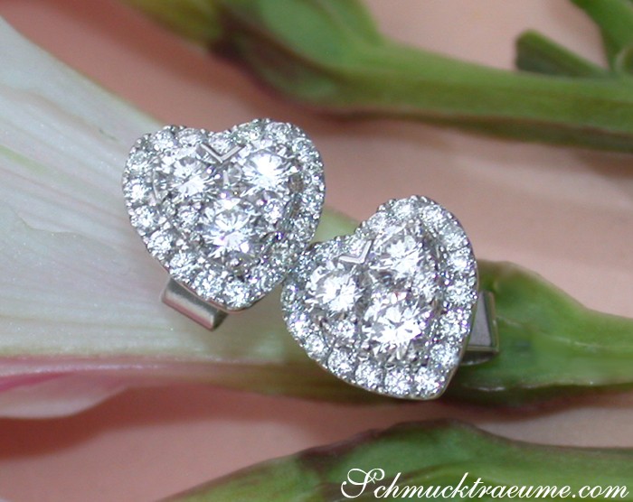 Herzformige Ohrstecker aus Weißgold mit Diamanten, Detailaufnahme