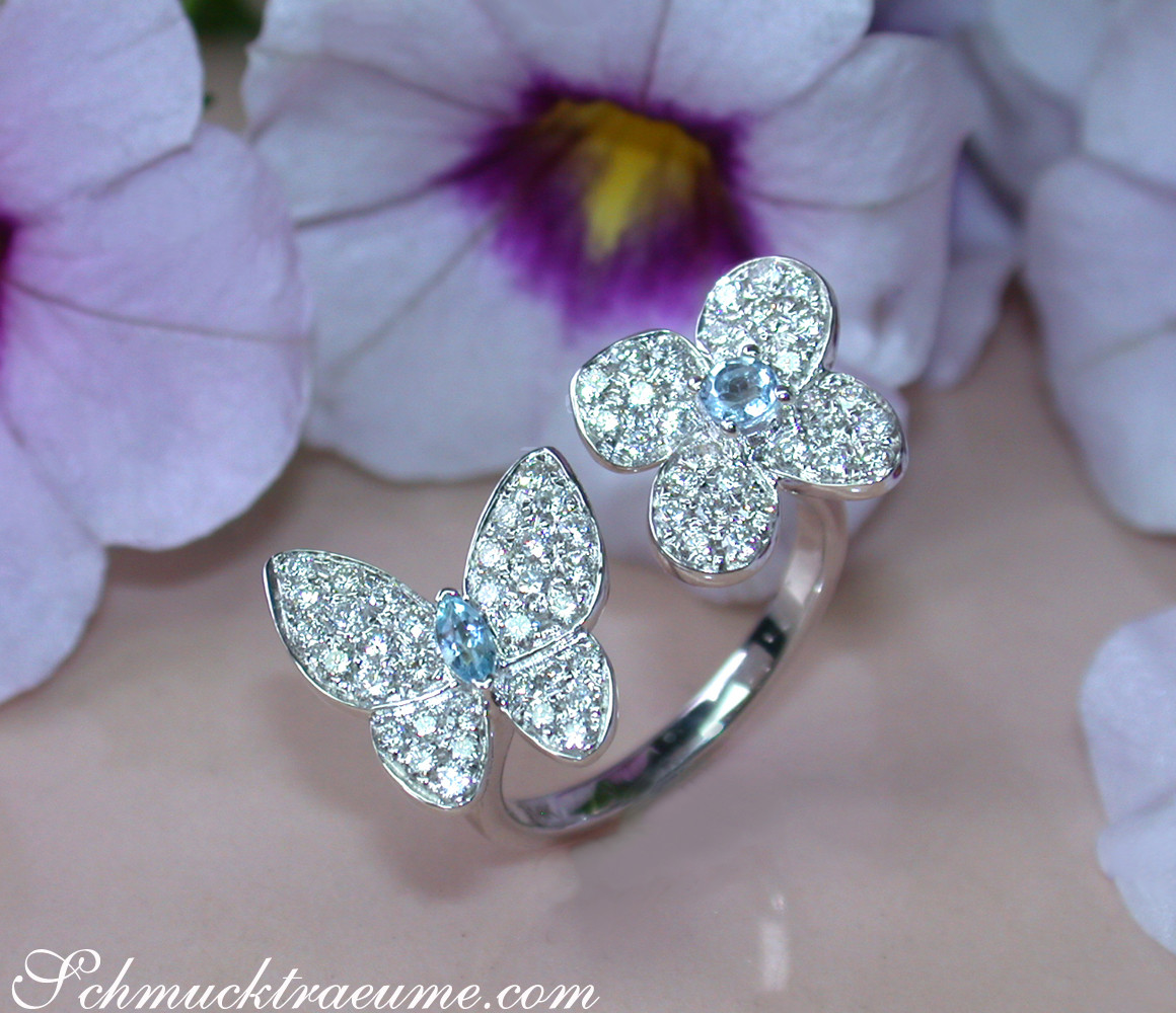 Blütenblätter verzierten Brillanten-Ring mit Aquamarin, Detailaufnahme, Blume im Hintergrund